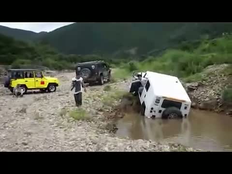 车友驾勇士挑战炮弹坑